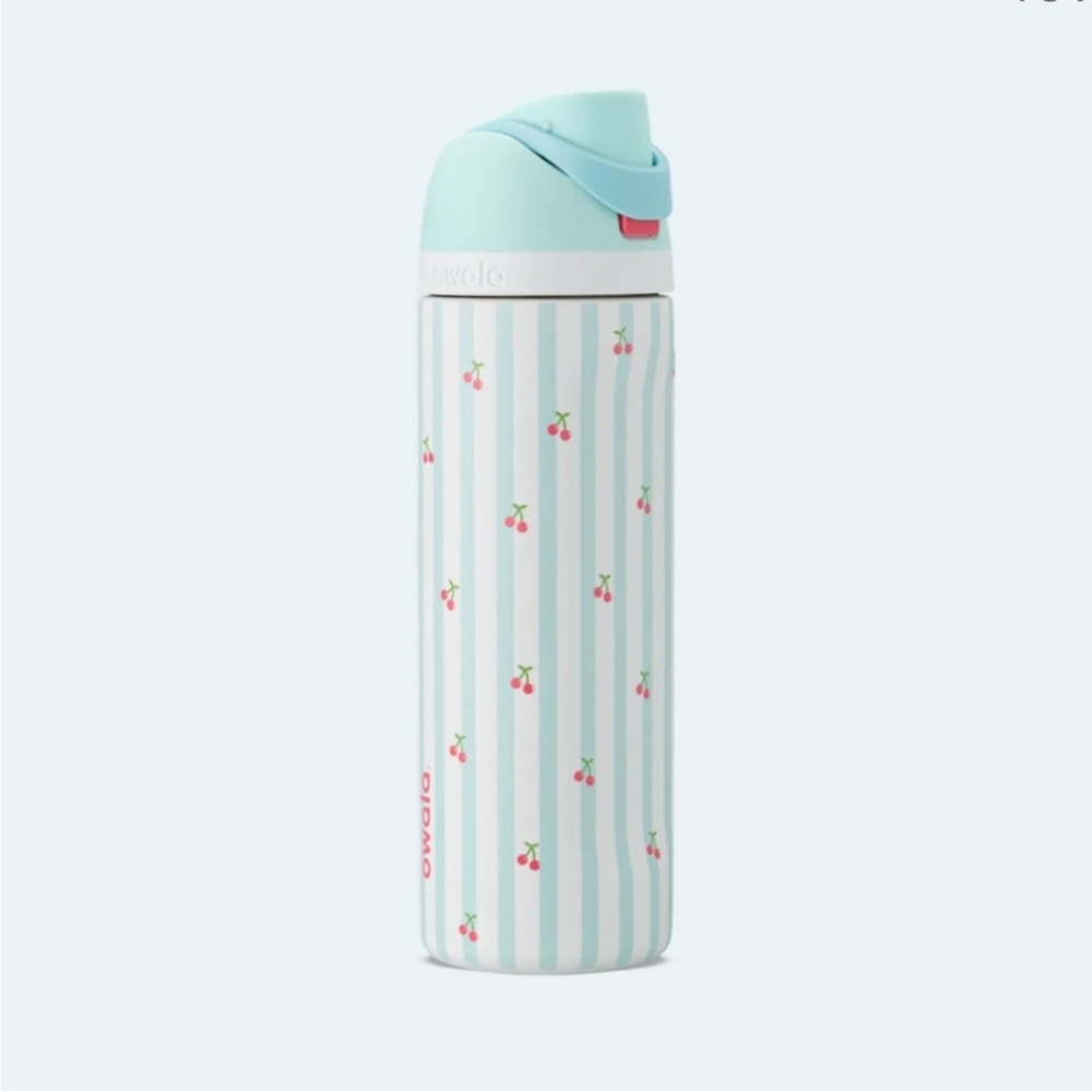 Owala Birthday Bash "Pillow Fight"
24oz FreeSip Water Bottle